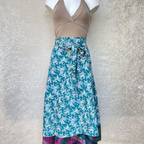 Vintage sari wikkelrok uit India, die aan twee kanten te dragen is. Dubbelzijdig dus! Gemaakt van tweedehands sari's dus elke rok is uniek. Past met maten XS-XXL. Upcycled en recycled fashion uit India.