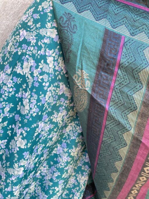 Vintage sari wikkelrok uit India, die aan twee kanten te dragen is. Dubbelzijdig dus! Gemaakt van tweedehands sari's dus elke rok is uniek. Past met maten XS-XXL. Upcycled en recycled fashion uit India.