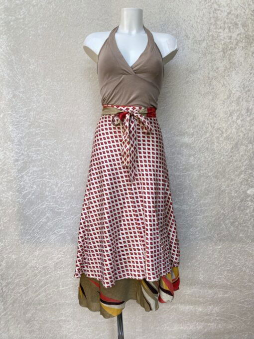 Vintage sari wikkelrok uit India, die aan twee kanten te dragen is. Dubbelzijdig dus! Gemaakt van tweedehands sari's dus elke rok is uniek. Past met maten XS-XXL. Upcycled en recycled fashion uit India.