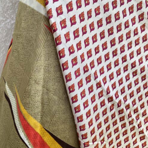 Vintage sari wikkelrok uit India, die aan twee kanten te dragen is. Dubbelzijdig dus! Gemaakt van tweedehands sari's dus elke rok is uniek. Past met maten XS-XXL. Upcycled en recycled fashion uit India.