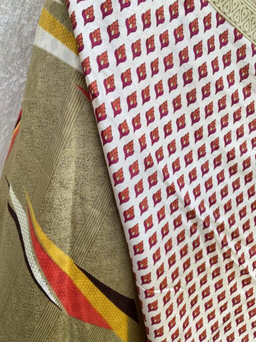 Vintage sari wikkelrok uit India, die aan twee kanten te dragen is. Dubbelzijdig dus! Gemaakt van tweedehands sari's dus elke rok is uniek. Past met maten XS-XXL. Upcycled en recycled fashion uit India.