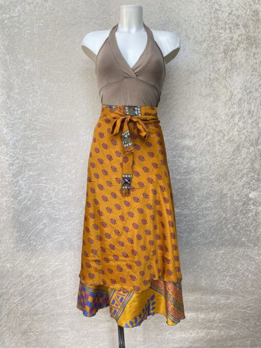 Vintage sari wikkelrok uit India, die aan twee kanten te dragen is. Dubbelzijdig dus! Gemaakt van tweedehands sari's dus elke rok is uniek. Past met maten XS-XXL. Upcycled en recycled fashion uit India.