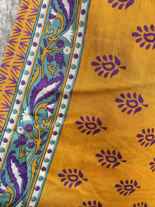 Vintage sari wikkelrok uit India, die aan twee kanten te dragen is. Dubbelzijdig dus! Gemaakt van tweedehands sari's dus elke rok is uniek. Past met maten XS-XXL. Upcycled en recycled fashion uit India.