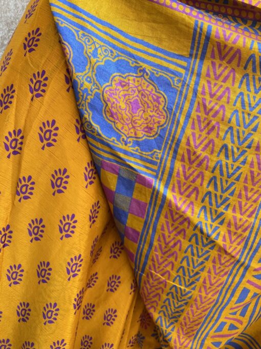 Vintage sari wikkelrok uit India, die aan twee kanten te dragen is. Dubbelzijdig dus! Gemaakt van tweedehands sari's dus elke rok is uniek. Past met maten XS-XXL. Upcycled en recycled fashion uit India.