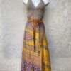 Vintage sari wikkelrok uit India, die aan twee kanten te dragen is. Dubbelzijdig dus! Gemaakt van tweedehands sari's dus elke rok is uniek. Past met maten XS-XXL. Upcycled en recycled fashion uit India.