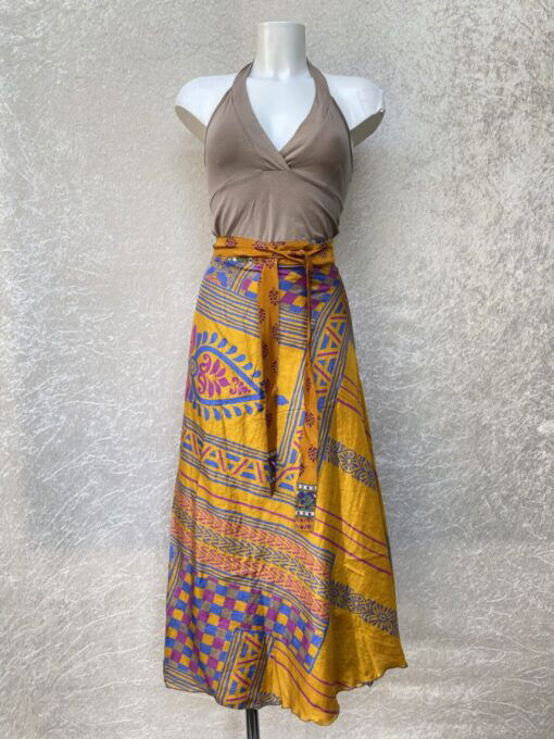 Vintage sari wikkelrok uit India, die aan twee kanten te dragen is. Dubbelzijdig dus! Gemaakt van tweedehands sari's dus elke rok is uniek. Past met maten XS-XXL. Upcycled en recycled fashion uit India.