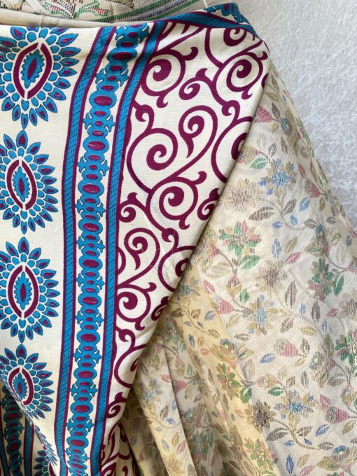 Vintage sari wikkelrok uit India, die aan twee kanten te dragen is. Dubbelzijdig dus! Gemaakt van tweedehands sari's dus elke rok is uniek. Past met maten XS-XXL. Upcycled en recycled fashion uit India.