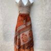 Vintage sari wikkelrok uit India, die aan twee kanten te dragen is. Dubbelzijdig dus! Gemaakt van tweedehands sari's dus elke rok is uniek. Past met maten XS-XXL. Upcycled en recycled fashion uit India.