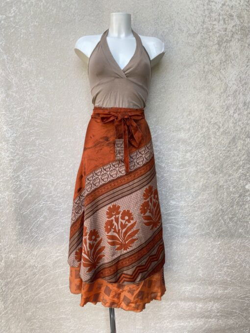 Vintage sari wikkelrok uit India, die aan twee kanten te dragen is. Dubbelzijdig dus! Gemaakt van tweedehands sari's dus elke rok is uniek. Past met maten XS-XXL. Upcycled en recycled fashion uit India.