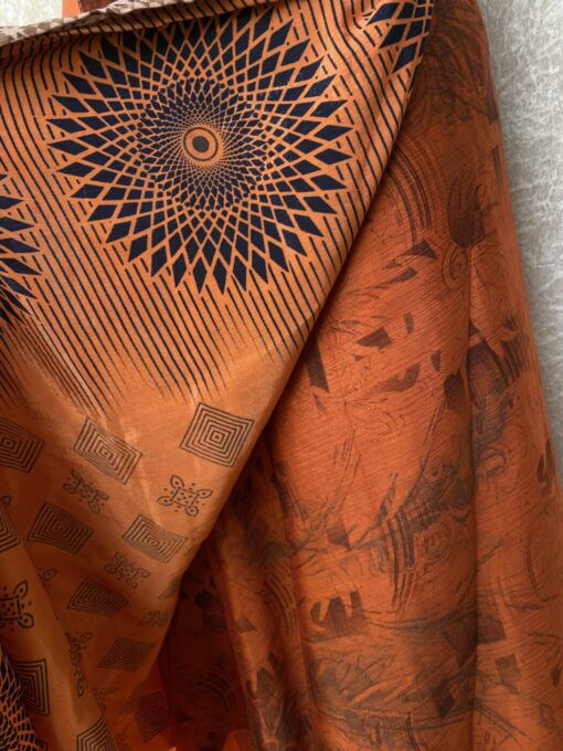 Vintage sari wikkelrok uit India, die aan twee kanten te dragen is. Dubbelzijdig dus! Gemaakt van tweedehands sari's dus elke rok is uniek. Past met maten XS-XXL. Upcycled en recycled fashion uit India.