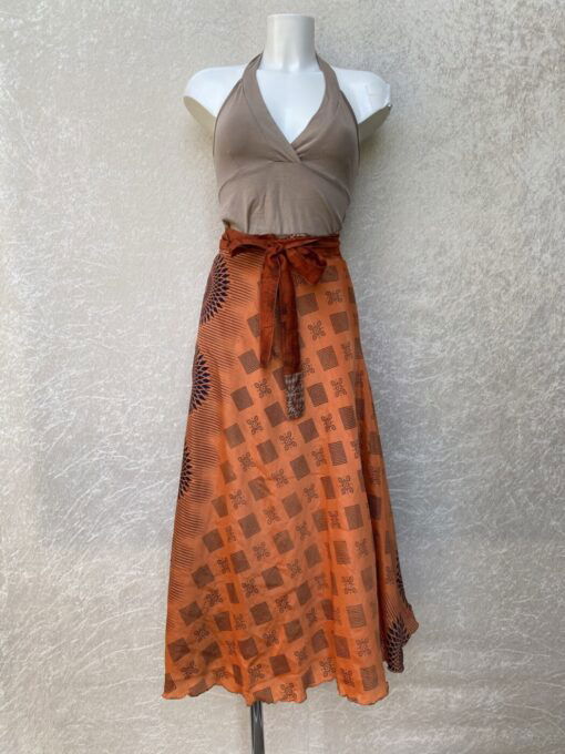Vintage sari wikkelrok uit India, die aan twee kanten te dragen is. Dubbelzijdig dus! Gemaakt van tweedehands sari's dus elke rok is uniek. Past met maten XS-XXL. Upcycled en recycled fashion uit India.