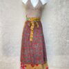 Vintage sari wikkelrok uit India, die aan twee kanten te dragen is. Dubbelzijdig dus! Gemaakt van tweedehands sari's dus elke rok is uniek. Past met maten XS-XXL. Upcycled en recycled fashion uit India.