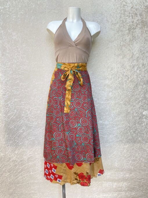 Vintage sari wikkelrok uit India, die aan twee kanten te dragen is. Dubbelzijdig dus! Gemaakt van tweedehands sari's dus elke rok is uniek. Past met maten XS-XXL. Upcycled en recycled fashion uit India.