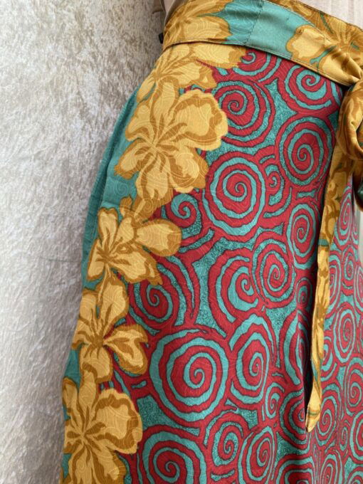 Vintage sari wikkelrok uit India, die aan twee kanten te dragen is. Dubbelzijdig dus! Gemaakt van tweedehands sari's dus elke rok is uniek. Past met maten XS-XXL. Upcycled en recycled fashion uit India.