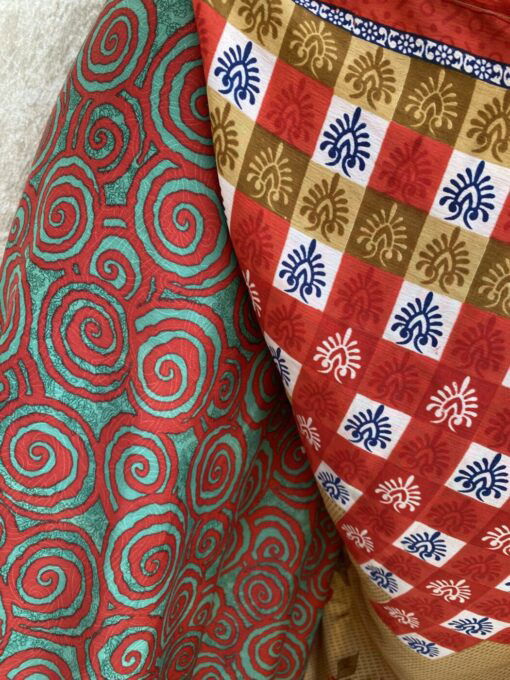 Vintage sari wikkelrok uit India, die aan twee kanten te dragen is. Dubbelzijdig dus! Gemaakt van tweedehands sari's dus elke rok is uniek. Past met maten XS-XXL. Upcycled en recycled fashion uit India.