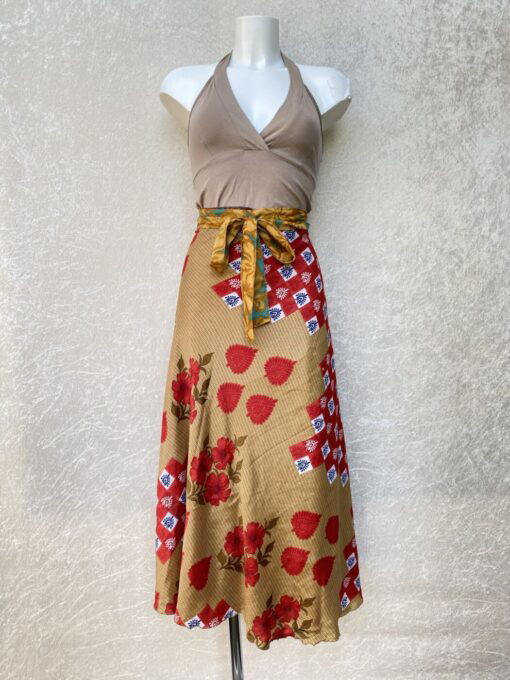 Vintage sari wikkelrok uit India, die aan twee kanten te dragen is. Dubbelzijdig dus! Gemaakt van tweedehands sari's dus elke rok is uniek. Past met maten XS-XXL. Upcycled en recycled fashion uit India.