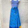 Vintage sari wikkelrok uit India, die aan twee kanten te dragen is. Dubbelzijdig dus! Gemaakt van tweedehands sari's dus elke rok is uniek. Past met maten XS-XXL. Upcycled en recycled fashion uit India.