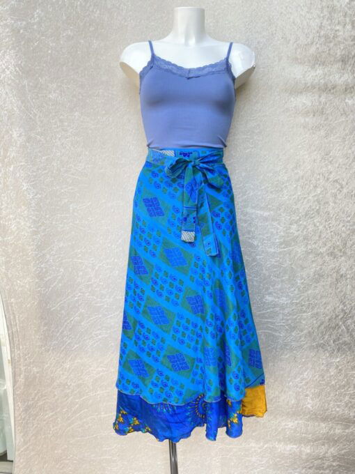 Vintage sari wikkelrok uit India, die aan twee kanten te dragen is. Dubbelzijdig dus! Gemaakt van tweedehands sari's dus elke rok is uniek. Past met maten XS-XXL. Upcycled en recycled fashion uit India.