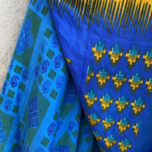 Vintage sari wikkelrok uit India, die aan twee kanten te dragen is. Dubbelzijdig dus! Gemaakt van tweedehands sari's dus elke rok is uniek. Past met maten XS-XXL. Upcycled en recycled fashion uit India.