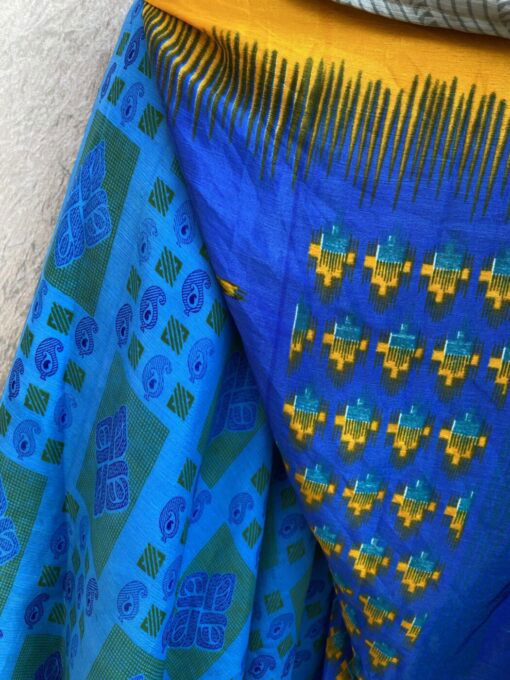 Vintage sari wikkelrok uit India, die aan twee kanten te dragen is. Dubbelzijdig dus! Gemaakt van tweedehands sari's dus elke rok is uniek. Past met maten XS-XXL. Upcycled en recycled fashion uit India.