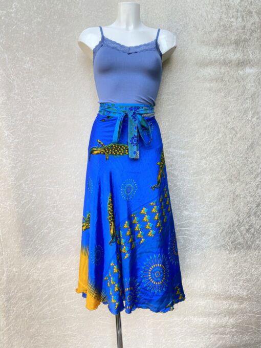 Vintage sari wikkelrok uit India, die aan twee kanten te dragen is. Dubbelzijdig dus! Gemaakt van tweedehands sari's dus elke rok is uniek. Past met maten XS-XXL. Upcycled en recycled fashion uit India.