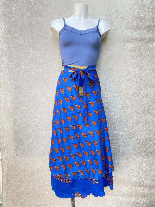 Vintage sari wikkelrok uit India, die aan twee kanten te dragen is. Dubbelzijdig dus! Gemaakt van tweedehands sari's dus elke rok is uniek. Past met maten XS-XXL. Upcycled en recycled fashion uit India.