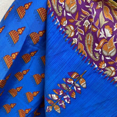 Vintage sari wikkelrok uit India, die aan twee kanten te dragen is. Dubbelzijdig dus! Gemaakt van tweedehands sari's dus elke rok is uniek. Past met maten XS-XXL. Upcycled en recycled fashion uit India.