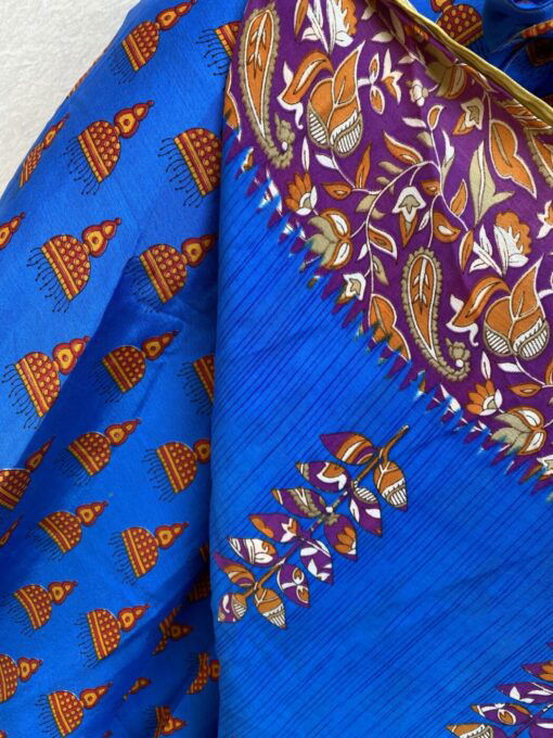 Vintage sari wikkelrok uit India, die aan twee kanten te dragen is. Dubbelzijdig dus! Gemaakt van tweedehands sari's dus elke rok is uniek. Past met maten XS-XXL. Upcycled en recycled fashion uit India.