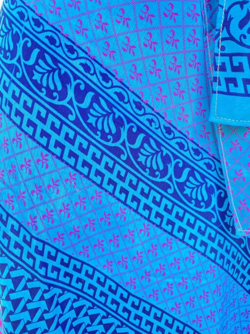 Vintage sari wikkelrok uit India, die aan twee kanten te dragen is. Dubbelzijdig dus! Gemaakt van tweedehands sari's dus elke rok is uniek. Past met maten XS-XXL. Upcycled en recycled fashion uit India.