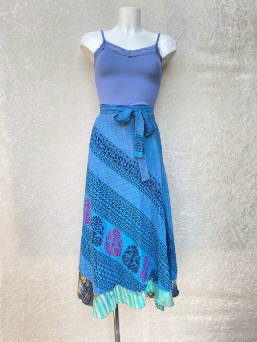 Vintage sari wikkelrok uit India, die aan twee kanten te dragen is. Dubbelzijdig dus! Gemaakt van tweedehands sari's dus elke rok is uniek. Past met maten XS-XXL. Upcycled en recycled fashion uit India.