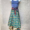 Vintage sari wikkelrok uit India, die aan twee kanten te dragen is. Dubbelzijdig dus! Gemaakt van tweedehands sari's dus elke rok is uniek. Past met maten XS-XXL. Upcycled en recycled fashion uit India.