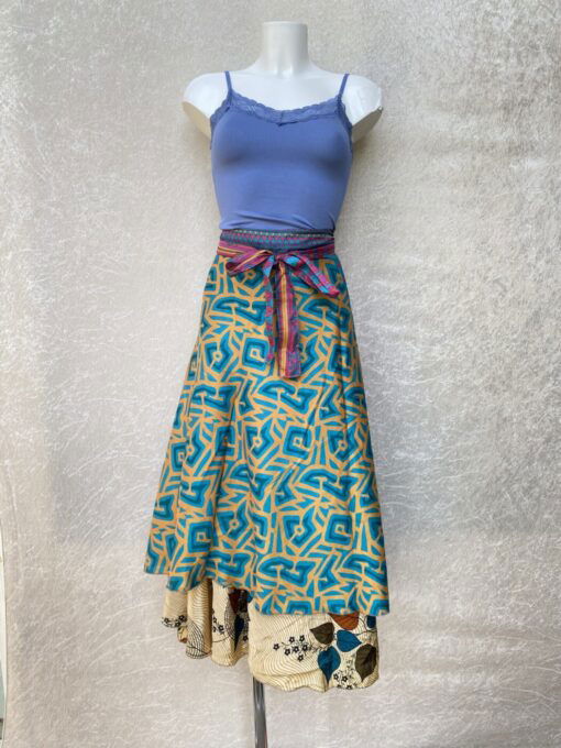 Vintage sari wikkelrok uit India, die aan twee kanten te dragen is. Dubbelzijdig dus! Gemaakt van tweedehands sari's dus elke rok is uniek. Past met maten XS-XXL. Upcycled en recycled fashion uit India.
