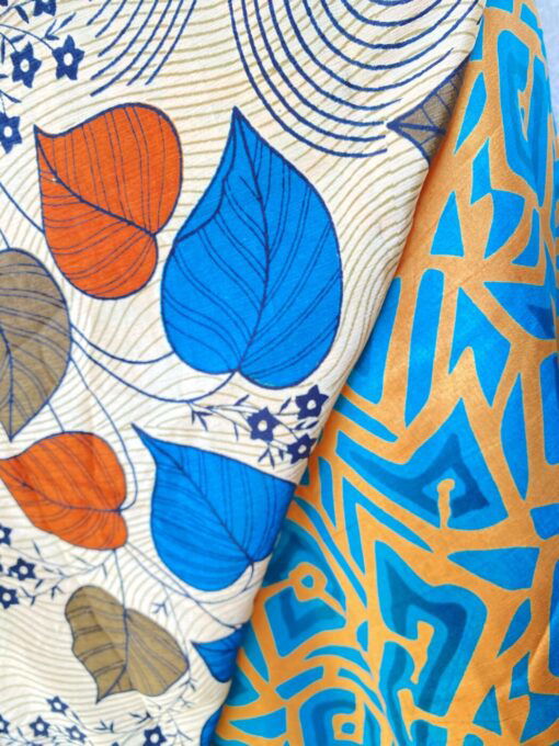 Vintage sari wikkelrok uit India, die aan twee kanten te dragen is. Dubbelzijdig dus! Gemaakt van tweedehands sari's dus elke rok is uniek. Past met maten XS-XXL. Upcycled en recycled fashion uit India.