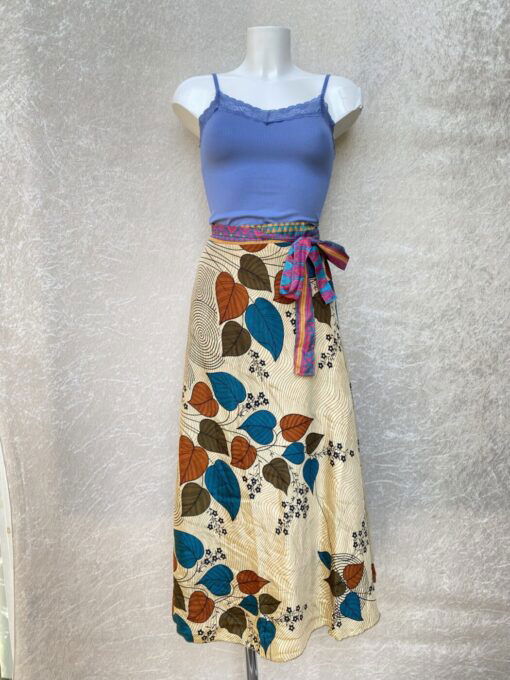 Vintage sari wikkelrok uit India, die aan twee kanten te dragen is. Dubbelzijdig dus! Gemaakt van tweedehands sari's dus elke rok is uniek. Past met maten XS-XXL. Upcycled en recycled fashion uit India.