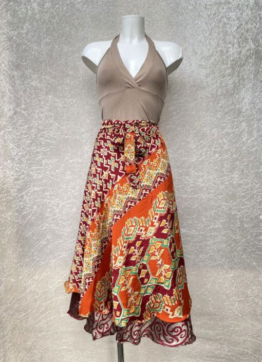 Vintage sari wikkelrok uit India, die aan twee kanten te dragen is. Dubbelzijdig dus! Gemaakt van tweedehands sari's dus elke rok is uniek. Past met maten XS-XXL. Upcycled en recycled fashion uit India.