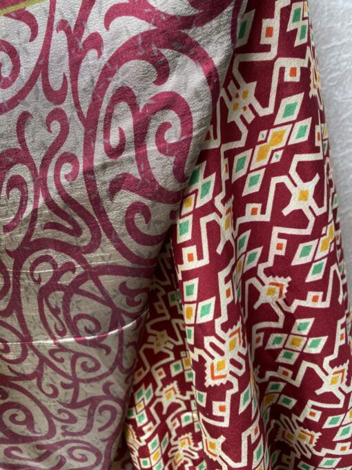Vintage sari wikkelrok uit India, die aan twee kanten te dragen is. Dubbelzijdig dus! Gemaakt van tweedehands sari's dus elke rok is uniek. Past met maten XS-XXL. Upcycled en recycled fashion uit India.