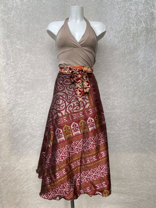 Vintage sari wikkelrok uit India, die aan twee kanten te dragen is. Dubbelzijdig dus! Gemaakt van tweedehands sari's dus elke rok is uniek. Past met maten XS-XXL. Upcycled en recycled fashion uit India.