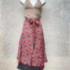 Vintage sari wikkelrok uit India, die aan twee kanten te dragen is. Dubbelzijdig dus! Gemaakt van tweedehands sari's dus elke rok is uniek. Past met maten XS-XXL. Upcycled en recycled fashion uit India.