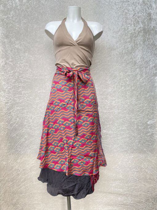 Vintage sari wikkelrok uit India, die aan twee kanten te dragen is. Dubbelzijdig dus! Gemaakt van tweedehands sari's dus elke rok is uniek. Past met maten XS-XXL. Upcycled en recycled fashion uit India.