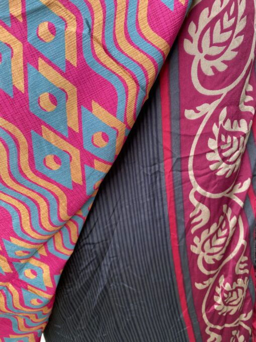 Vintage sari wikkelrok uit India, die aan twee kanten te dragen is. Dubbelzijdig dus! Gemaakt van tweedehands sari's dus elke rok is uniek. Past met maten XS-XXL. Upcycled en recycled fashion uit India.