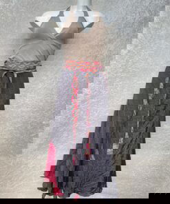 Vintage sari wikkelrok uit India, die aan twee kanten te dragen is. Dubbelzijdig dus! Gemaakt van tweedehands sari's dus elke rok is uniek. Past met maten XS-XXL. Upcycled en recycled fashion uit India.