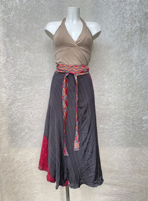 Vintage sari wikkelrok uit India, die aan twee kanten te dragen is. Dubbelzijdig dus! Gemaakt van tweedehands sari's dus elke rok is uniek. Past met maten XS-XXL. Upcycled en recycled fashion uit India.