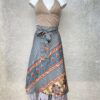 Vintage sari wikkelrok uit India, die aan twee kanten te dragen is. Dubbelzijdig dus! Gemaakt van tweedehands sari's dus elke rok is uniek. Past met maten XS-XXL. Upcycled en recycled fashion uit India.