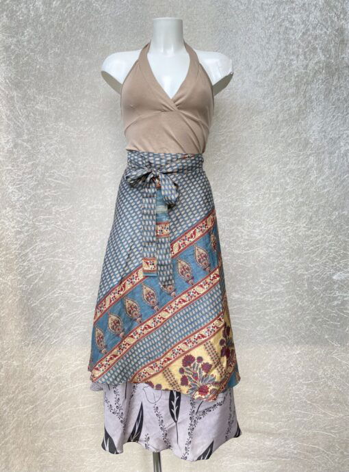Vintage sari wikkelrok uit India, die aan twee kanten te dragen is. Dubbelzijdig dus! Gemaakt van tweedehands sari's dus elke rok is uniek. Past met maten XS-XXL. Upcycled en recycled fashion uit India.