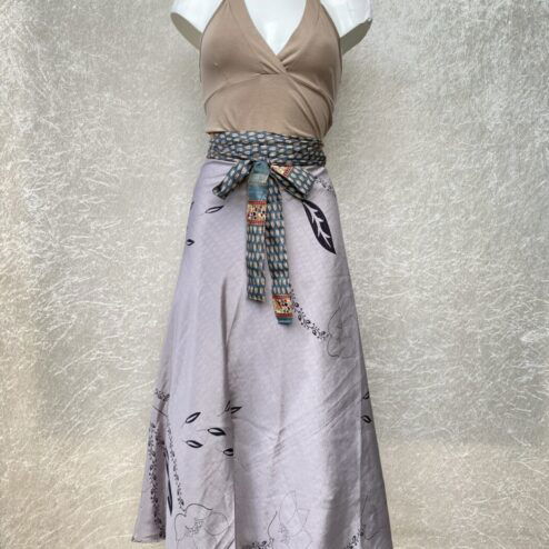 Vintage sari wikkelrok uit India, die aan twee kanten te dragen is. Dubbelzijdig dus! Gemaakt van tweedehands sari's dus elke rok is uniek. Past met maten XS-XXL. Upcycled en recycled fashion uit India.