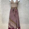 Vintage sari wikkelrok uit India, die aan twee kanten te dragen is. Dubbelzijdig dus! Gemaakt van tweedehands sari's dus elke rok is uniek. Past met maten XS-XXL. Upcycled en recycled fashion uit India.