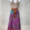 Vintage sari wikkelrok uit India, die aan twee kanten te dragen is. Dubbelzijdig dus! Gemaakt van tweedehands sari's dus elke rok is uniek. Past met maten XS-XXL. Upcycled en recycled fashion uit India.