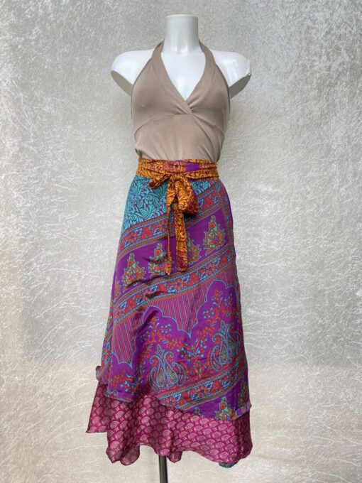 Vintage sari wikkelrok uit India, die aan twee kanten te dragen is. Dubbelzijdig dus! Gemaakt van tweedehands sari's dus elke rok is uniek. Past met maten XS-XXL. Upcycled en recycled fashion uit India.
