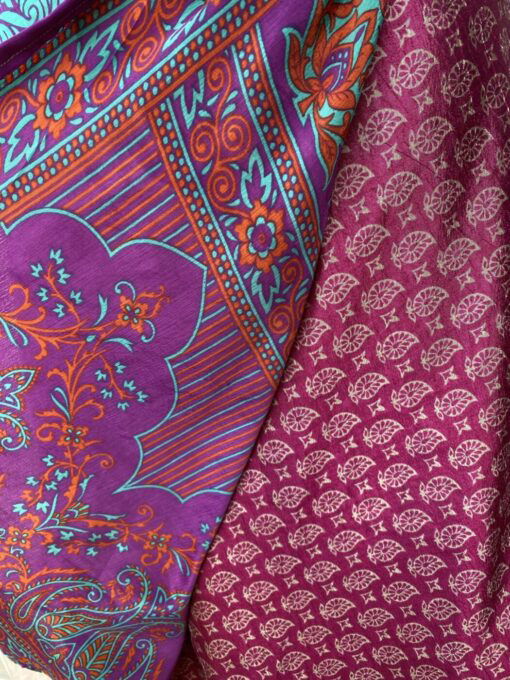 Vintage sari wikkelrok uit India, die aan twee kanten te dragen is. Dubbelzijdig dus! Gemaakt van tweedehands sari's dus elke rok is uniek. Past met maten XS-XXL. Upcycled en recycled fashion uit India.
