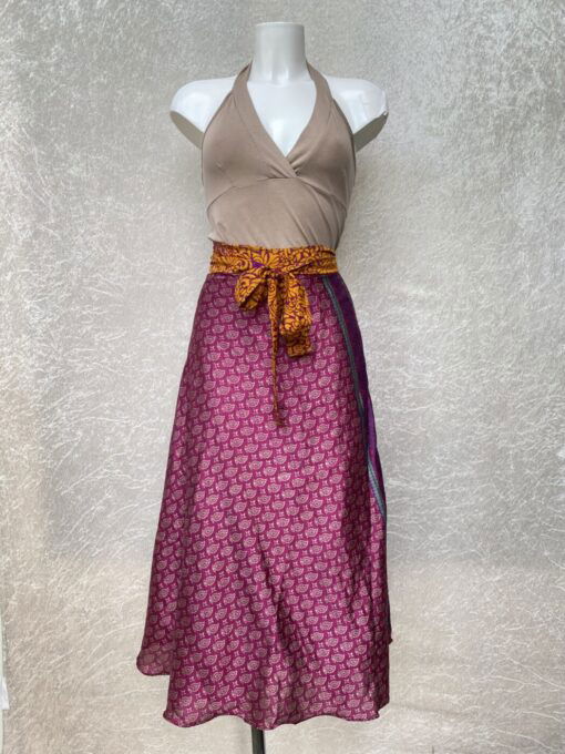 Vintage sari wikkelrok uit India, die aan twee kanten te dragen is. Dubbelzijdig dus! Gemaakt van tweedehands sari's dus elke rok is uniek. Past met maten XS-XXL. Upcycled en recycled fashion uit India.